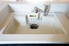 大きなお鍋も楽々洗える幅の広いシンクです＾＾簡単にお掃除もできますよ。洗剤やスポンジもすっきりできる収納付き。