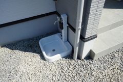 あると便利な外水栓。庭や駐車場まわりの掃除、洗車、アウトドア用品の洗浄が家の中を汚さずに行え、日常の手間を大幅に減らせる便利な設備です。