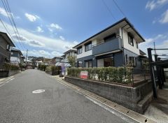 前面道路は広く、車同士がすれ違うスペースが十分にあります。落ち着いた住宅地内で快適な生活を実現してみませんか＾＾