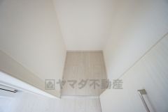 玄関ホールに収納スペースを確保。日用品や趣味の道具入れとして便利です。扉付きなので見た目もスッキリ＾＾