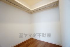 同仕様写真。収納力豊富なウォークインクローゼット。洋服や小物などを1箇所にまとめて美しい収納を実現します。