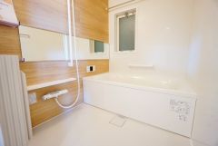 横長の鏡が、空間に奥行をもたらし、広々としたバスルームを印象付けています。