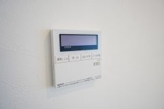 キッチン横からボタンひとつで操作が楽々。