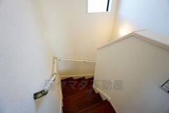 同仕様写真。小さなお子様やご高齢の方でも安心できる、手すり付き階段。段差も低めで設定されており、安全性にも優れています。