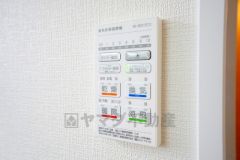 雨の日の洗濯も安心できる浴室暖房乾燥機付き浴室。リモコンで操作もボタン1つで簡単。