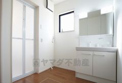 同仕様写真。三面鏡つき洗面台。鏡裏にたっぷりとした収納スペースがあります。鏡を閉めてしまえば小物は見えないため、スッキリとした印象の洗面台にできます。