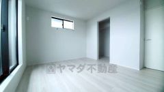 ご夫婦お二人のプライベートシーンを演出する寝室は、大容量のウォークインクローゼット付き。