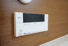 同仕様写真。湯量・湯温の設定、そして保温までワンタッチのフルオートバス。便利な追い炊き機能付きです。