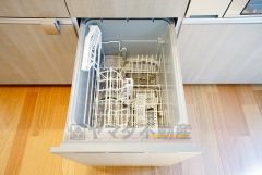 食後の時間にゆとりを与えてくれる食器洗い乾燥機。操作ボタンも上面にあるので、腰をかがめずに操作が楽々。