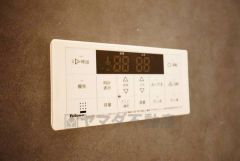 湯量・湯温の設定、そして保温までワンタッチのフルオートバス。便利な追い炊き機能付きです。