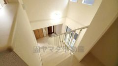 小さなお子様やご高齢の方でも安心できる、手すり付き階段。段差も低めで設定されており、安全性にも優れています。