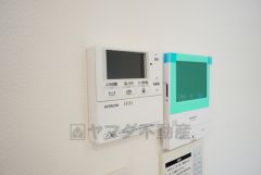 キッチン横からお湯張り、追い炊き、足し湯がボタン一つで楽々操作できる給湯機リモコンです。忙しい夕飯準備の時間帯に重宝しますね。