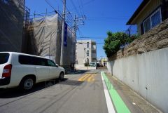 現地（2025年4月29日）撮影。前面道路は広く、車同士がすれ違うスペースが十分にあります。落ち着いた住宅地内で快適な生活を実現してみませんか＾＾