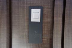 お子様を抱っこしながら簡単に開けられるのが便利なスマートキー。