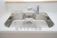 広々とした凸型シンクに洗剤ポケットを標準装備。大きなお鍋など洗いやすいです。
