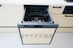 食事の後の手間を解消する食器洗い乾燥機付。冬場の洗い物で手荒れの悩みもなくなります。手洗いよりも節約できて便利。