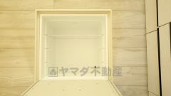 キッチンにある床下収納は、居住スペースを減らさずに買い置きの調味料や非常食などを保管することができます。