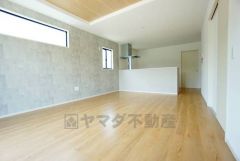 大きな窓のあるリビングは、陽光あふれる明るい空間です。居心地良く、ご家族皆がゆったり寛げる憩いの空間となりそうです。