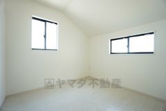 2面採光を確保した明るい室内は、風通しも良く、大変居心地の良い空間となっております。爽やかな風を感じて起きる朝は、快適生活の始まりに。