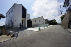 車の通り抜けができないので、小さな子供も安心して遊ばせることができます。