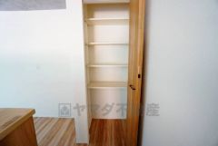 まとめ買いしてもこの収納量なら心配要らずのパントリー。調理家電や食品のストックをすっきりまとめられ、キッチン周りを広々使えます。