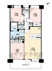 家具の配置がしやすい縦型リビングは12.4帖。洋室が3部屋あるので、お子様が大きくなっても安心ですね＾＾バルコニーは2部屋に続きます。