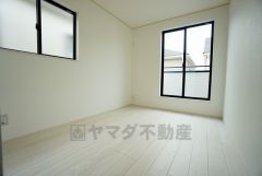 2面採光を確保した明るい室内は、風通しも良く、大変居心地の良い空間となっております。爽やかな風を感じて起きる朝は、快適生活の始まりに。