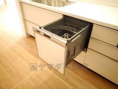 食事の後の手間を解消する食器洗い乾燥機付。冬場の洗い物で手荒れの悩みもなくなります。手洗いよりも節約できて便利。