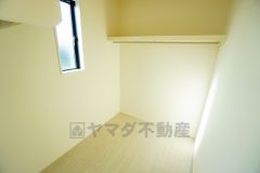 収納力豊富なウォークインクローゼット。洋服や小物などを1箇所にまとめて美しい収納を実現します。スーツケースのような大型の荷物も置けます＾＾