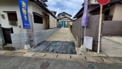 2025年9月30日撮影。 駐車スペースは縦列で2台分確保＾＾ 完成をお楽しみに＾＾