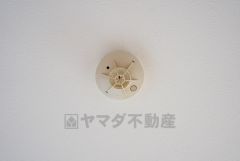火災発生をいち早く知らせてくれる火災報知器は標準装備です。