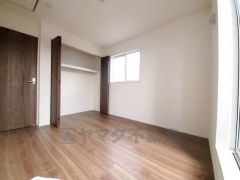 暖かい日差しが差し込む洋室。たっぷり収納できるクローゼット付きでお部屋の中をすっきりと快適に保てます。