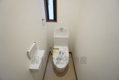 温水洗浄機付トイレです。節水機能もあるので、安心して使えますね。もちろん、1階2階の2ヶ所にトイレがあるので、忙しい朝にもゆとりができますね。
