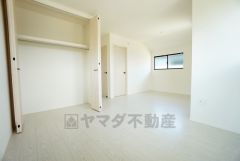 明るい洋室です。ナチュラル色のフローリングで開放的な優しい雰囲気になっています＾＾ベッドや机、ＴＶを置いてもゆとりのある広さです。