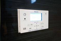 湯量・湯温の設定、そして保温までワンタッチのフルオートバス。便利な追い炊き機能付きです。