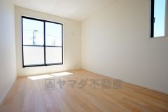 寛ぎの時間を紡ぎだす主寝室は、大型ベッドを置いても余裕の広さを確保しています。