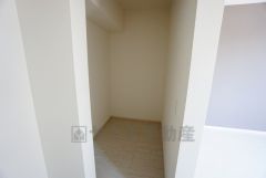 収納力豊富なウォークインクローゼット。洋服や小物などを1箇所にまとめて美しい収納を実現します。