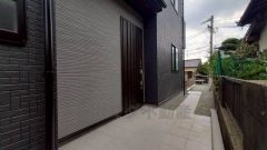 家の顔となる玄関扉がかっこいいと、たくさんの人を招き入れたくなりますね＾＾奥まって設置されており、雨にも濡れにくくなっています。