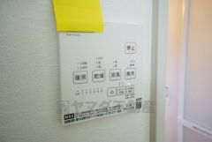 浴室暖房乾燥機付き。天候に左右されず、いつでも好きなときに洗濯物を干せるので、仕事や家事で忙しい方に重宝します。