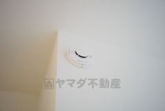 火災発生をいち早く知らせてくれる火災報知器は標準装備です。