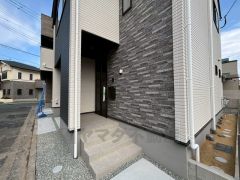 家の顔となる玄関扉がかっこいいと、たくさんの人を招き入れたくなりますね＾＾奥まって設置されており、雨にも濡れにくくなっています。