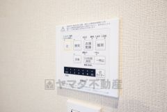 浴室暖房乾燥機付き。天候に左右されず、いつでも好きなときに洗濯物を干せるので、仕事や家事で忙しい方に重宝します。