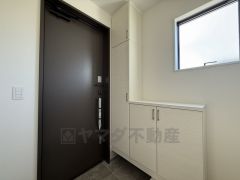 たっぷり収納できるシューズボックスです。家族全員の靴がきれいに整頓できます。棚の上にお花や写真を飾っても良いですね。