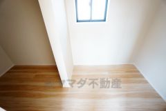 収納力豊富なウォークインクローゼット。洋服や小物などを1箇所にまとめて美しい収納を実現します。スーツケースのような大型の荷物も置けます＾＾