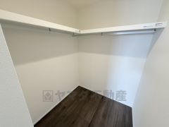 収納力豊富なウォークインクローゼット。洋服や小物などを1箇所にまとめて美しい収納を実現します。
