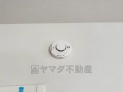 火災発生をいち早く知らせてくれる火災報知器は標準装備です。
