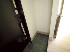 ベビーカーや泥のついたおもちゃをしまうのに便利なスペースです。玄関周りをスッキリさせることが出来ます＾＾