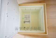 キッチンにある床下収納は、居住スペースを減らさずに買い置きの調味料や非常食などを保管することができます。