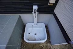 お車の洗車や外壁のお掃除をする際に便利な外水栓。