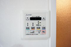 雨の日の洗濯も安心できる浴室暖房乾燥機付き浴室。リモコンで操作もボタン1つで簡単。